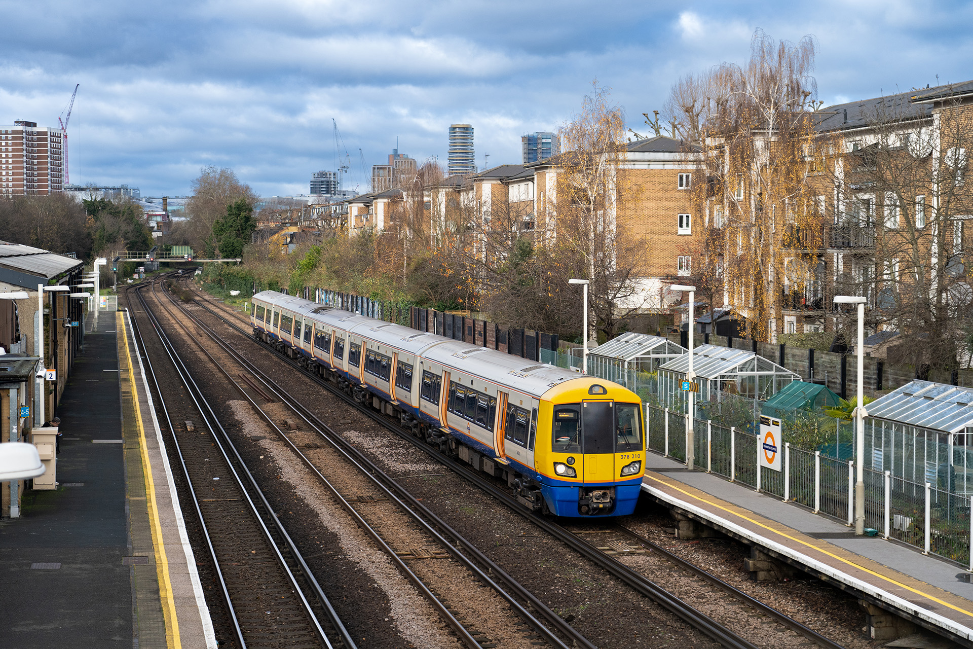 378 210 · London, England